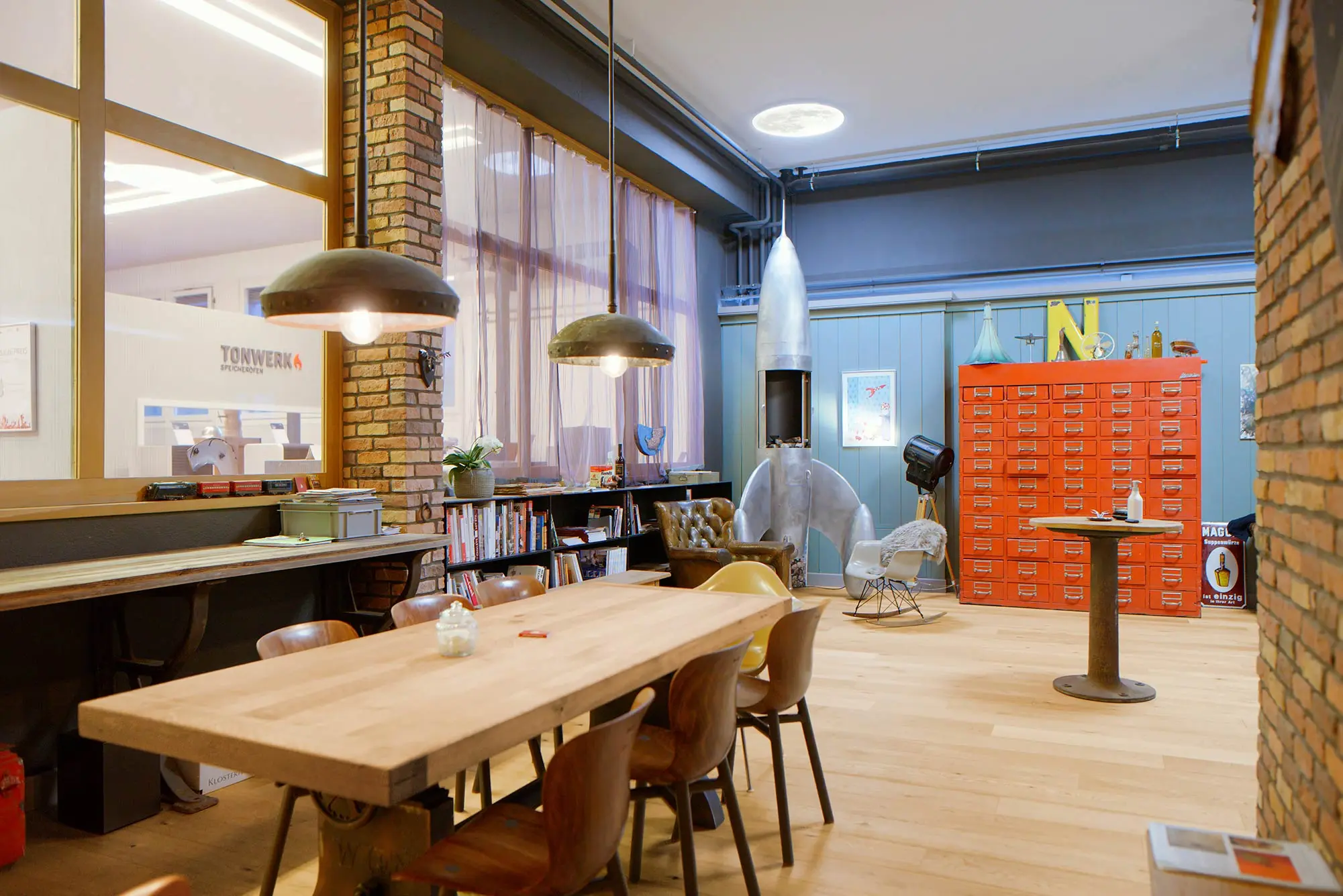 Benjamins Atelier im Überblick: Rakete, Archivschrank und Sammeltisch